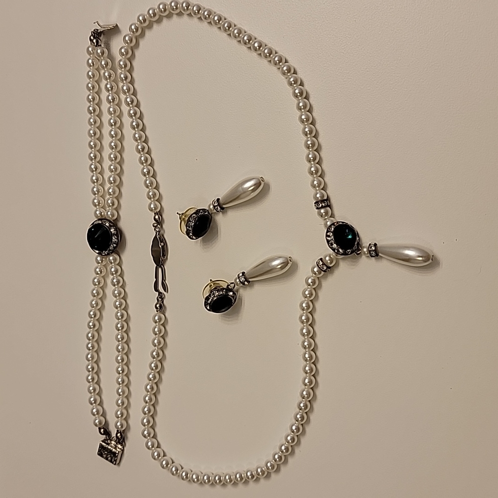 Vintage necklace,  bracelet and earrings. Pearl with green stones.
